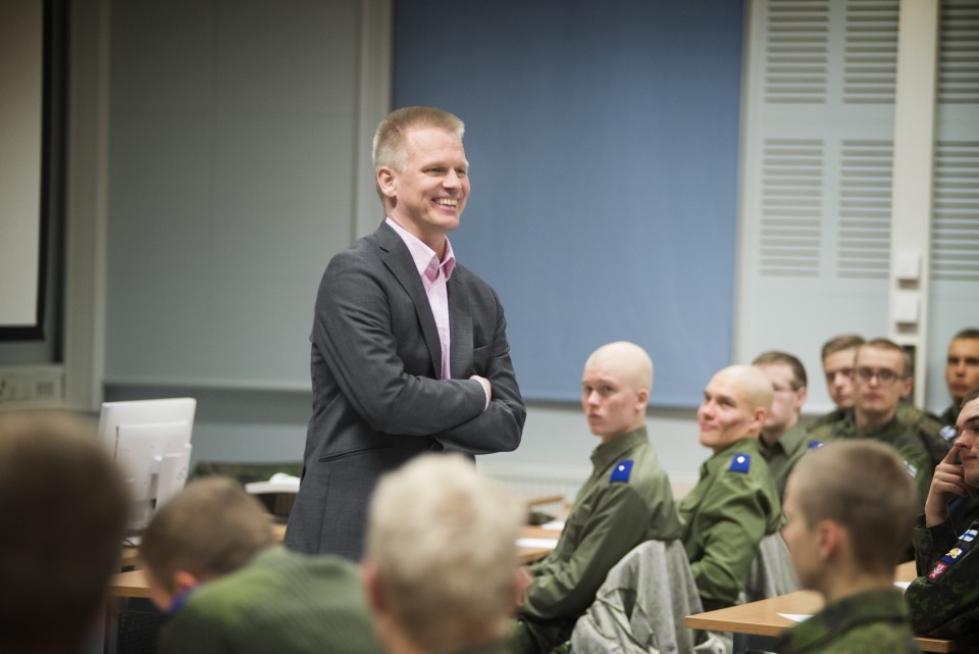 Veli-Pekka Kokkonen on yksi 40 mentorista, jotka antavat työelämästä kertyneen asiantuntemuksensa varusmiesten käyttöön.
