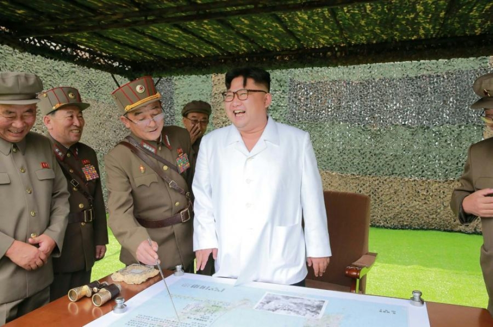 Pohjois-Korean johtaja Kim Jong-un tarkistamassa ballististen ohjusten laukaisusuunnitelmia. Pohjois-Korean uutistoimisto KCNA ei paljastanut kuvan ottamisen ajankohtaa. LEHTIKUVA/AFP