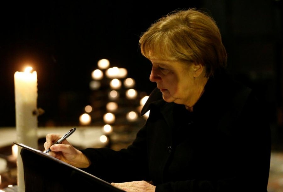 Saksan liittokansleri Angela Merkel allekirjoitti osanottonsa Berliinin tapahtumista Keisari Vilhelmin muistokirkossa, joka sijaitsee Breitscheidplatzin joulutorin lähettyvillä. LEHTIKUVA/AFP