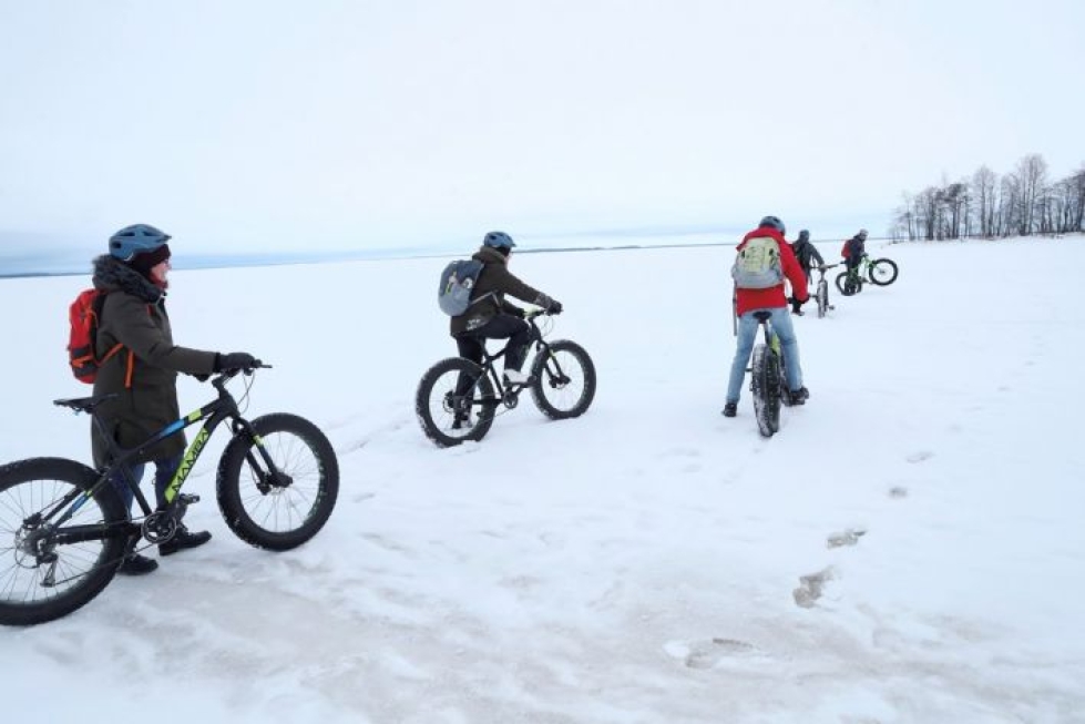 Vaikka lunta on nyt vähän, ulkona voi lähteä hiihtolomalla esimerkiksi talvipyöräilemään. Arkistokuva.