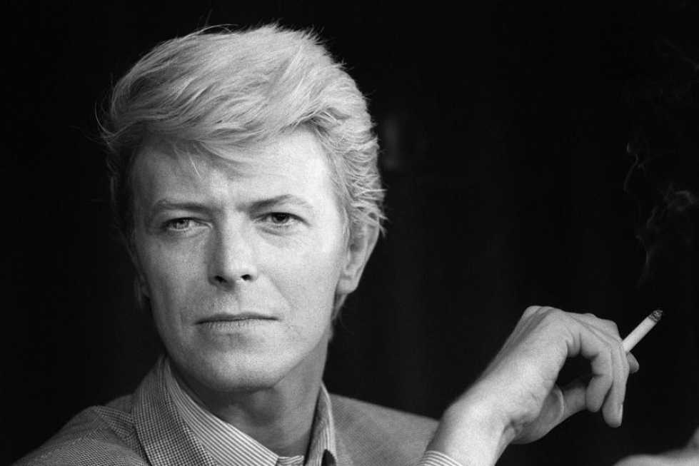 Edesmenneen rock-tähden David Bowien hiuskiehkura huutokaupataan Kaliforniassa. Lehtikuva/AFP.