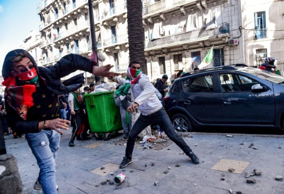 Algeriassa on ollut mielenosoituksia ja kahnauksia vaalikiistojen vuoksi. LEHTIKUVA / AFP
