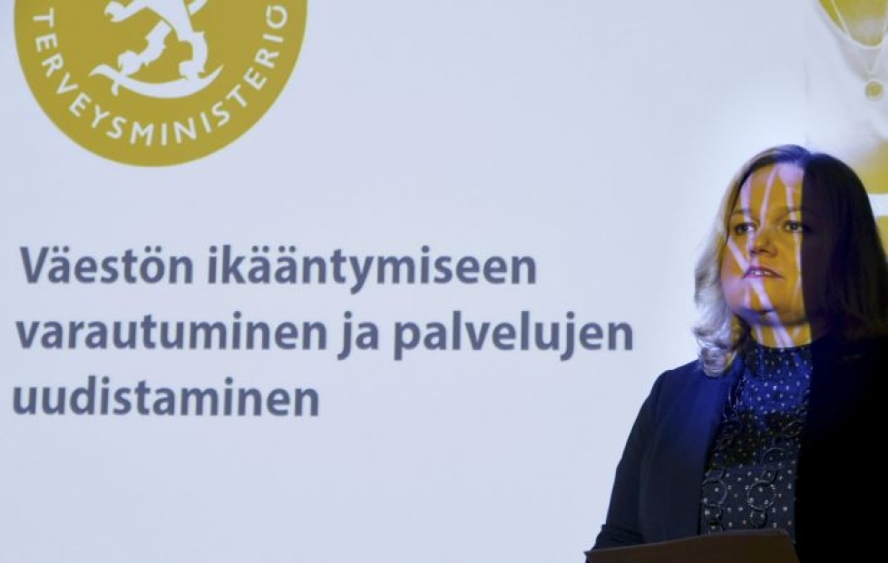 Ministeri Krista Kiurun (sd.) mukaan ensivaiheessa mitoituskirjausta vaikuttavampi muutos on välittömän asiakastyön erottaminen tukitöistä. LEHTIKUVA / Markku Ulander
