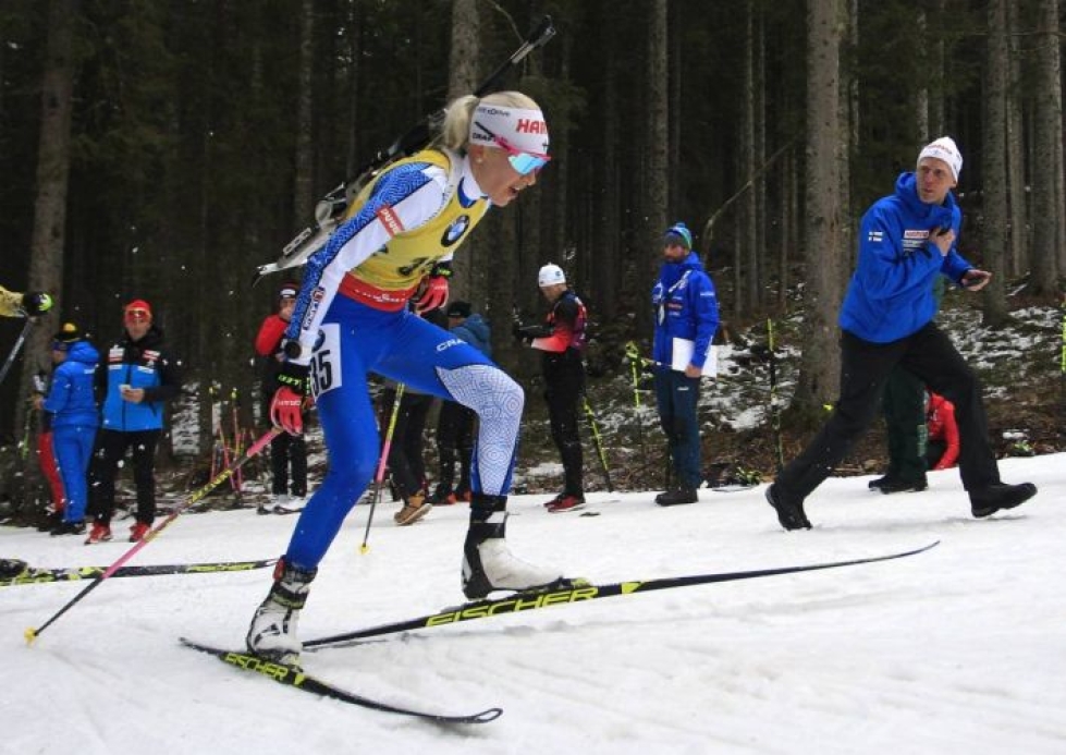 Kaisa Mäkäräinen sai ohjeita päävalmentaja Jonne Kähköseltä torstain kilpailussa.