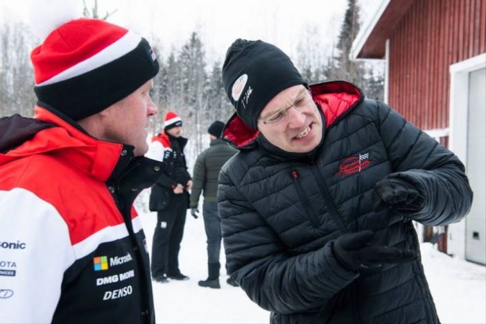 Jari-Matti Latvala (oik.) testasi Toyotaa Ruotsin rallia varten 7. helmikuuta. Vasemmalla tallipäällikkö Tommi Mäkinen.
