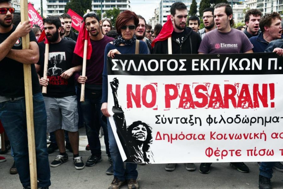Kreikan yleislakkoon eilen osallistuneet mielenosoittajat käyttivät Espanjan sisällissodan tasavaltalaisten iskulausetta. LEHTIKUVA/AFP