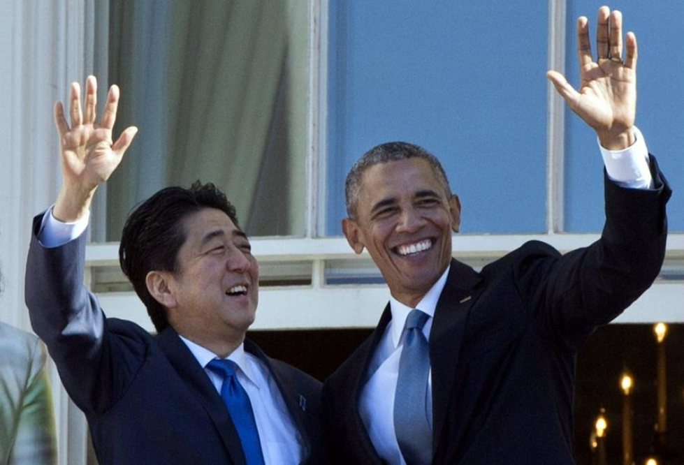 Japanin pääministeri Shinzo Abe ja Yhdysvaltain presidentti Barack Obama tapaavat Aben vieraillessa Pearl Harborin tukikohdassa. LEHTIKUVA/AFP