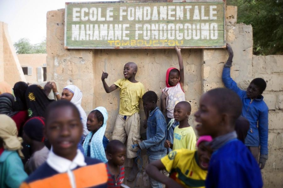Timbuktulaiskoululaisia kokoontumassa koululle ennen aamun oppitunteja. Koulutusta vaille jäävien lasten määrä on kasvussa maailmanlaajuisesti, raportoi Unicef. LEHTIKUVA/AFP