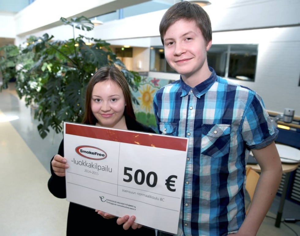 Valtakunnallisen smokefree-luokkakilpailun raha-arvonta suosi Joensuun normaalikoulun 8C-luokkaa. Niina Muikku ja Miika Tanskanen vastaanottivat tyytyväisinä luokkansa saaman lahjoituksen.