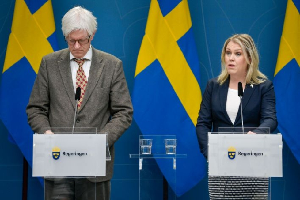 Ruotsin terveysviraston johtaja Johan Carlson ja terveys- ja sosiaaliministeri Lena Hallengren kertoivat Ruotsin koronatilanteesta tiedotustilaisuudessa tiistaina. LEHTIKUVA/AFP.