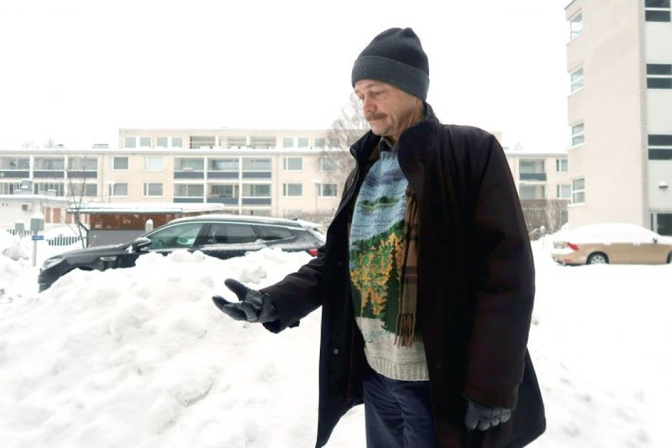 Joensuusta folkloristiikan emeritusprofessori Pekka Hakamies on kaivannut tuttavia mutta myös lunta talviaikaan.