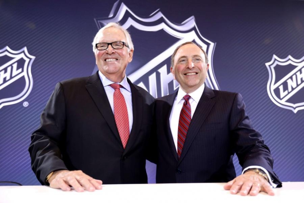 NHL:n hallituksen jäsen Gary Bettman onnitteli liigan uusimman tulokkaan Las Vegasin joukkueen omistajaa Bill Foleyta. Foley maksoi joukkueensa NHL-paikasta 500 miljoonaa dollaria. LEHTIKUVA/AFP
