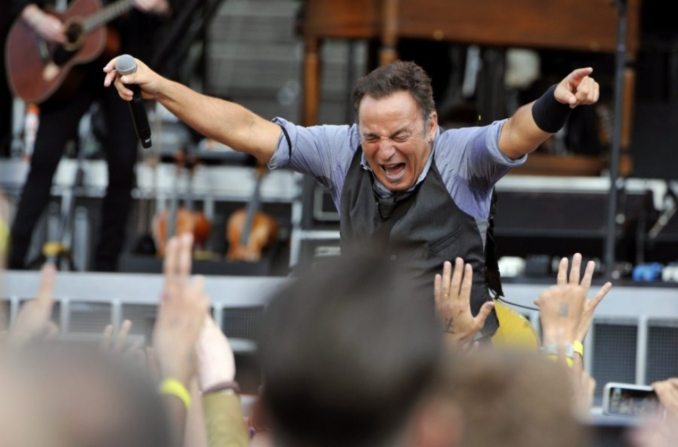 Bruce Springsteen matkasaarnasi Helsingissä otsa ja kainalot hiessä.