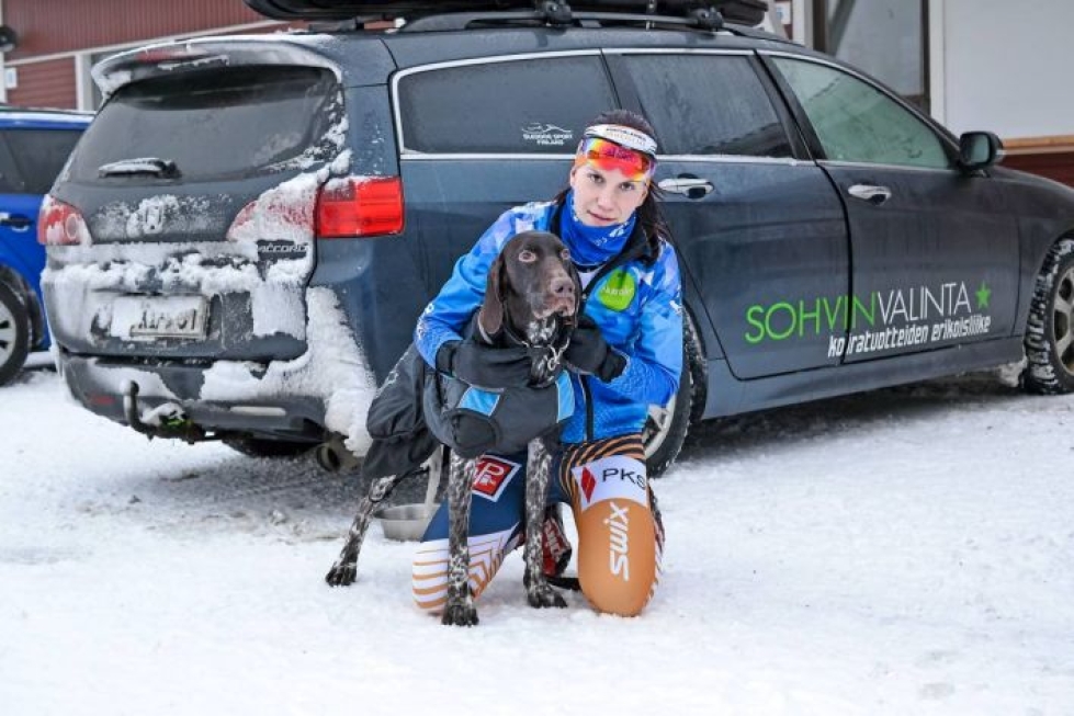 Jenna Kanko koiransa Helyn kanssa. Kontiolahden Urheilijoita ja Pohjois-Karjalan seurakoiria edustava Kanko on saavuttanut SM-mitaleita ja on kilpaillut myös EM- ja MM-kisoissa.