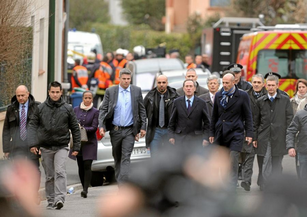 Ranskan sisäministeri Claude Gueant saapumassa journalistien eteen kertomaan sarjamurhaajan kohtalosta. 