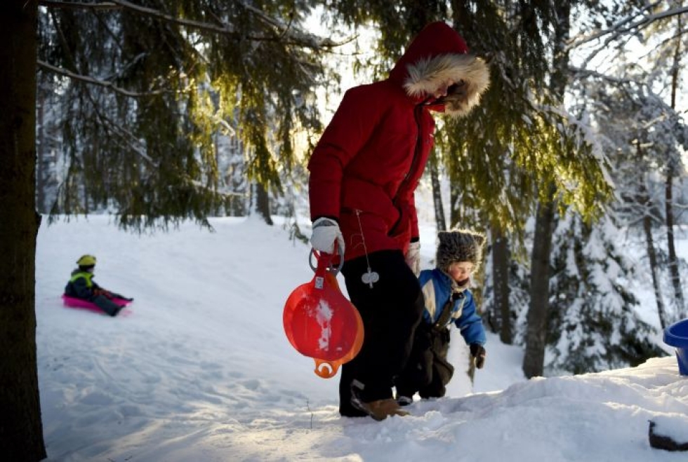 Nainen ja lapsi ulkoilemassa Helsingissä joulupäivänä 25. joulukuuta 2014. LEHTIKUVA / ANTTI AIMO-KOIVISTO