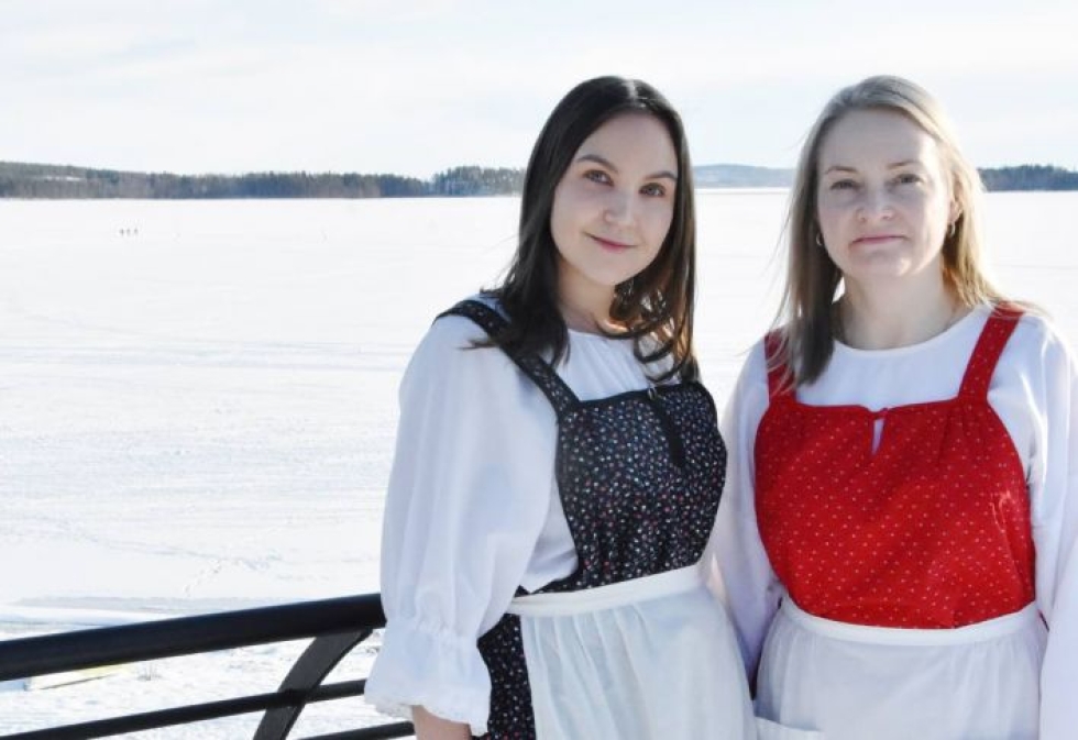 Matkailukoordinaattori Kati Lipponen (vas.) ja Pikesin toimitusjohtaja Minna Heikkinen toivovat uuden matkailubrändin toimivan hyvin.