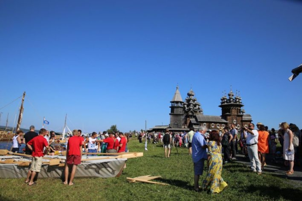 Elokuun alussa pidettävä Kizhin regatta soutukilpailuineen ja moninen oheistapahtumineen on yksi Äänisen Kizhin kirkkosaaren kesäjuhlista. Kuva on vuoden 2014 regatasta.