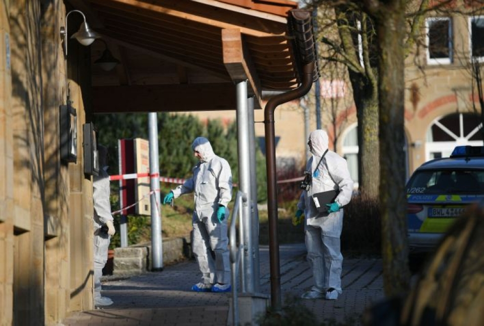 Saksassa Rot am Seessa poliisi tekee etsintää taloon, jossa ampuminen tapahtui. LEHTIKUVA / AFP