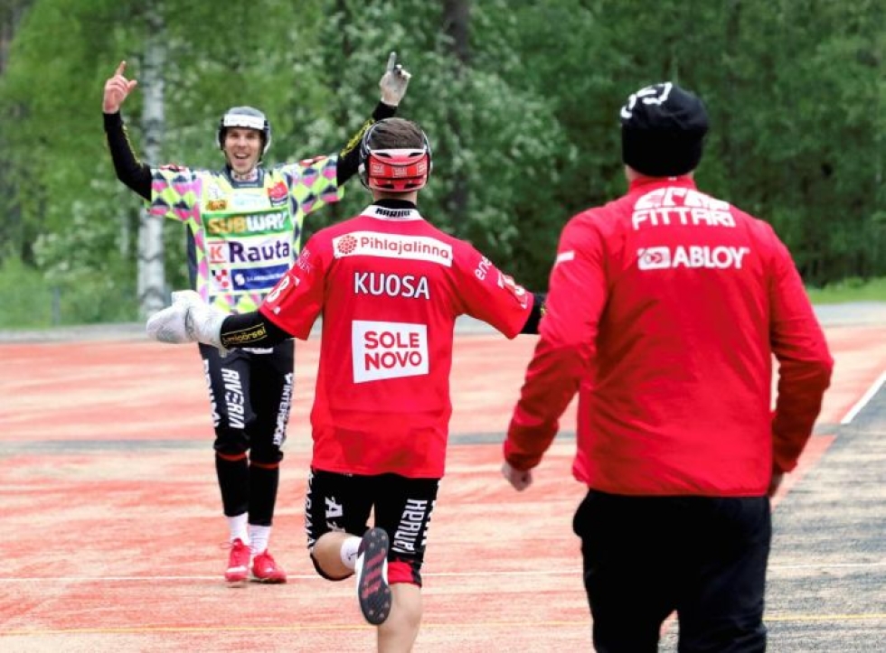 Arkistokuvassa Mehtimäellä kunnaria tuulettava Aleksi Rautiainen löi Siilinjärvellä kolme juoksua.