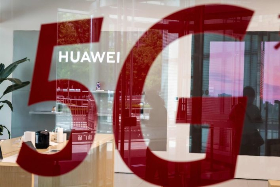 Britannian matkapuhelinoperaattorit eivät saa enää vuodenvaihteen jälkeen ostaa kiinalaisyhtiö Huaweilta uusia 5g-laitteita.  LEHTIKUVA/AFP