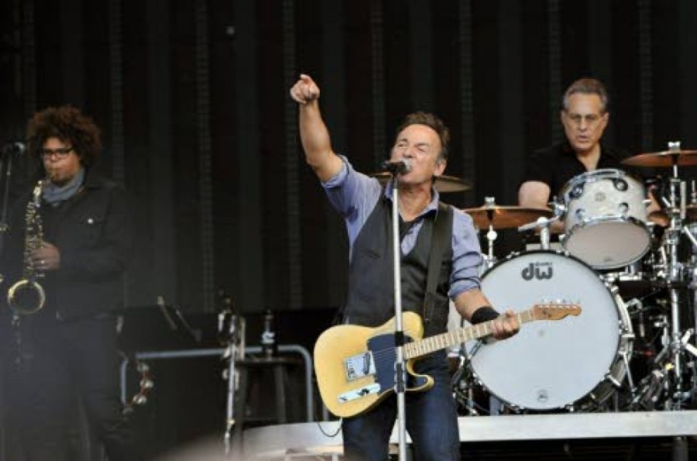 Konsertissa E Street Bandin musiikkia kuljettavat Springsteenin lisäksi rumpali Max Weinberg ja saksofonisti Jake Clemons.