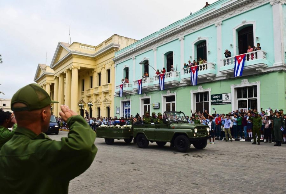 Ennen hautajaisia Fidel Castron tuhkauurna on kiertänyt eri puolilla Kuubaa.  LEHTIKUVA/AFP