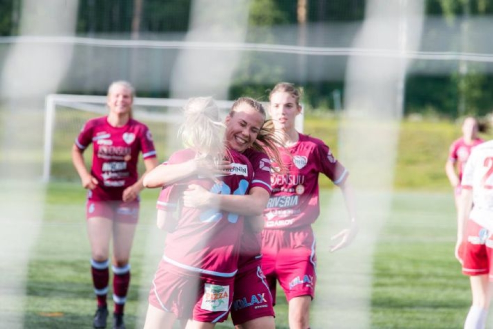 FC Hertan Jannica Lintunen (halattavana) laukoi rangaistuspotkusta joukkueensa toisen maalin. Lintusella oli paikka tehdä