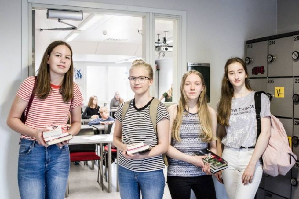 Liina Silvennoinen, Laura Tiainen, Anni Myller ja Milla Aittomäki kävivät esittelemässä nuortenkirjoja Karsikon koulussa.