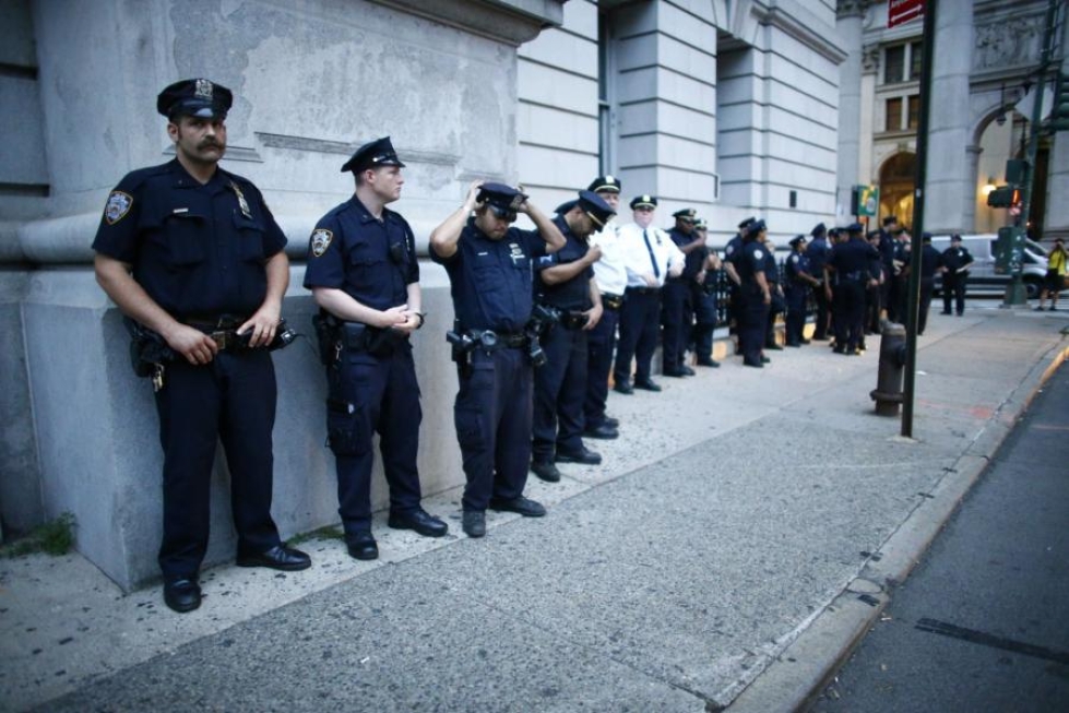 Yhdysvalloissa ihmiset ovat osoittaneet mieltään poliisiväkivaltaa vastaan viime päivinä. New Yorkissa poliisit valmistautuivat ennen mielenosoitusta viime lauantaina. LEHTIKUVA/AFP
