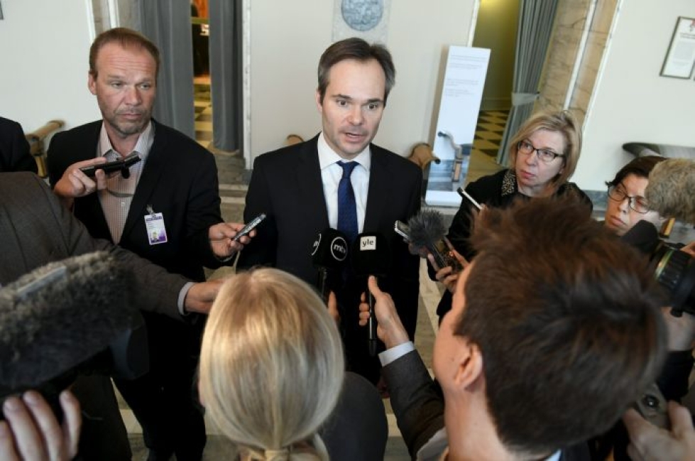 Sisäministeri Kai Mykkänen piti tilannekatsauksen hallituksen toimenpiteistä seksuaalirikosten torjumiseksi. LEHTIKUVA /Martti Kainulainen