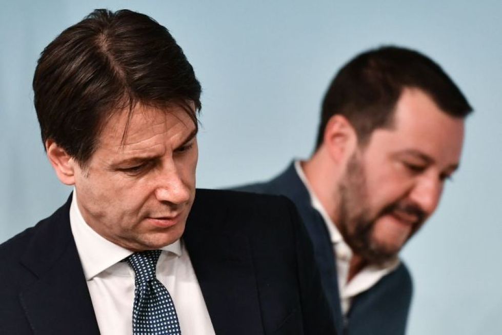 Mikäli pääministeri Conte (edessä vasemmalla) ei eroa, odotetaan Lega-puoluetta johtavan Matteo Salvinin (taustalla oikealla) vaativan epäluottamusäänestystä.  LEHTIKUVA/AFP