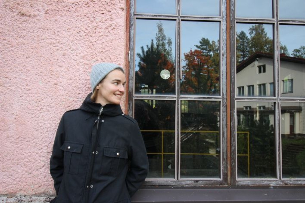 Riina Kalmi on viihtynyt Vanhan Kaivoksen erityislaatuisessa ympäristössä. Vaaleanpunainen Nostokonehuone jää matkan varrelle residenssitilasta Jauhimoon kulkiessa.