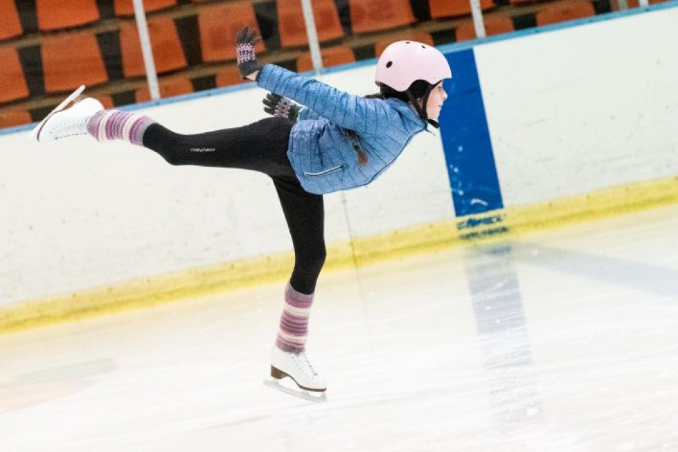 13-vuotias Katri Kiviranta on harrastanut taitoluistelua 4 vuotta. Etenkin vaaralliselta tuntuvat hypyt ja piruetit ovat hänen mieleensä. 