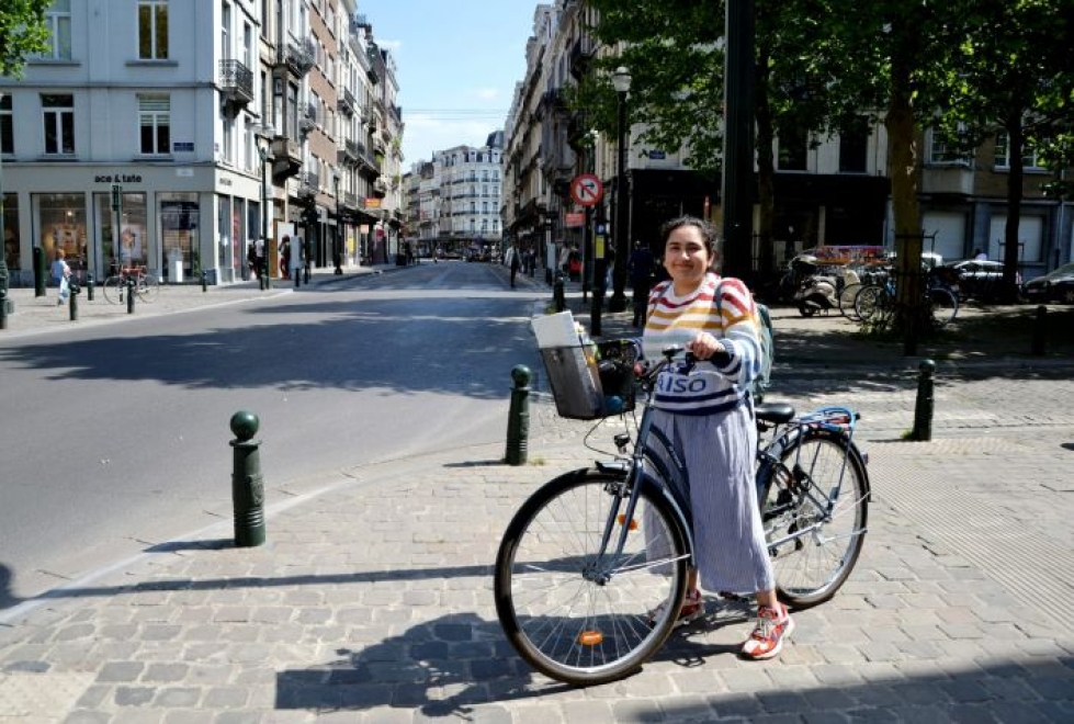 Opiskelija Rimsha Butt kertoo nauttineensa viime viikkoina pyöräilystä paljon aiempaa enemmän. LEHTIKUVA / Heta Hassinen