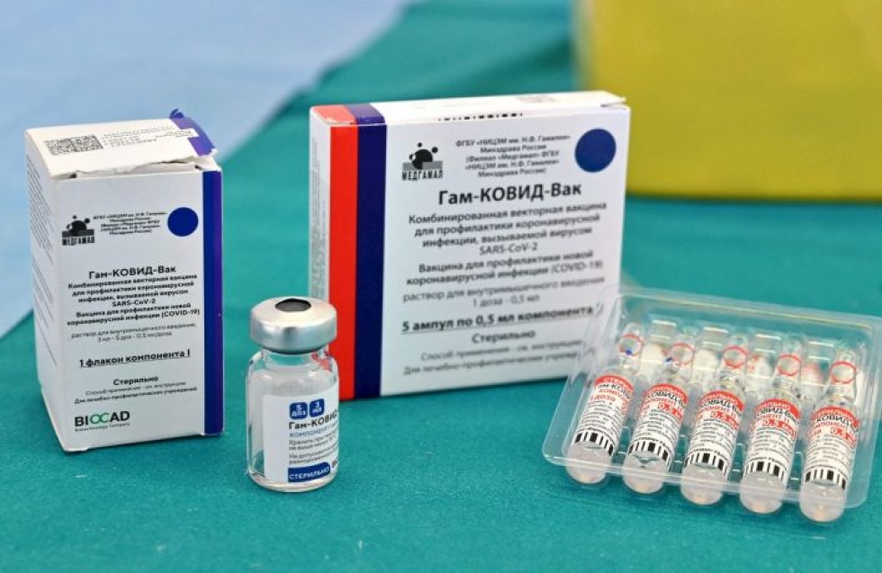 Ministeri Kiurun mukaan Sputnik-rokotteen hankkiminen Venäjältä ei olisi ristiriidassa EU:n rokotteiden yhteishankintasopimuksen kanssa. LEHTIKUVA/AFP