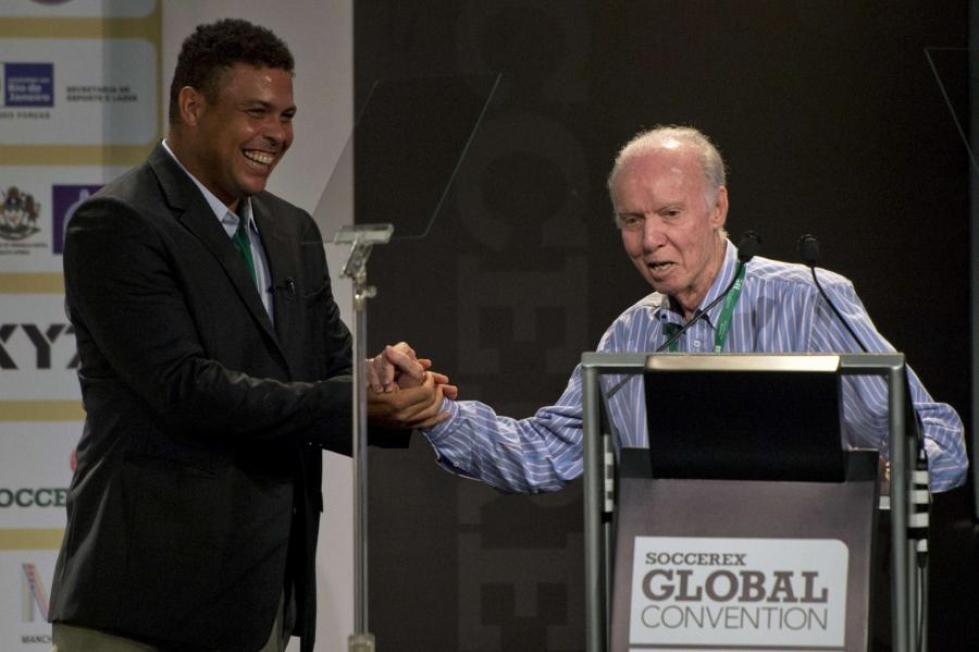 Mario Zagallo (oik.) jakamassa palkintoja jalkapallotapahtumassa Riossa vuonna 2012. LEHTIKUVA/AFP