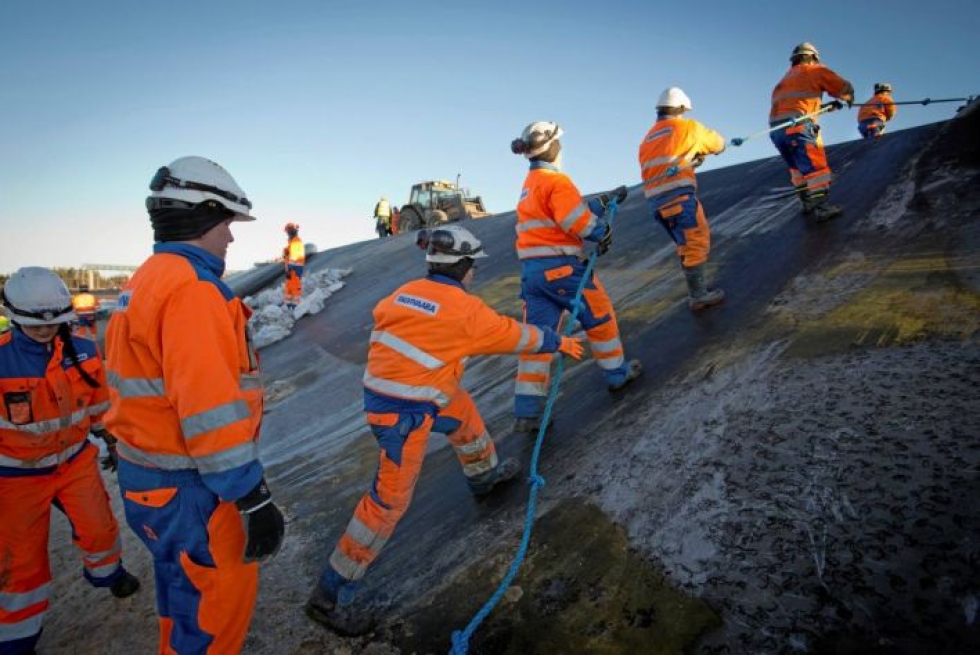 Talvivaaran kaivoksen työntekijät yrittivät paikata kipsisakka-altaan vuotoa syksyllä 2012.