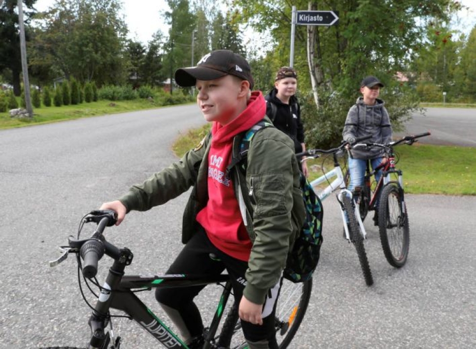 Markus Tanskasen, Jere Korhosen ja Miki Turusen vanhemmatkaan eivät käytä pyörilykypärää.