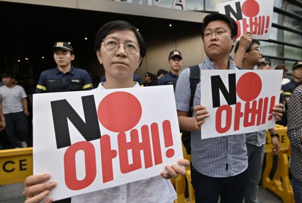 Eteläkorealaiset osoittivat mieltään Soulissa Japanin poistettua Korean kauppakumppanina niin sanotulta valkoiselta listaltaan. LEHTIKUVA / AFP