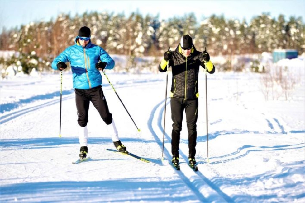 Eetu Isometsä  (vas) ja Jari Isometsä avaavat hiihdon ja muunkin kestävyysurheilun saloja valmennettavilleen.