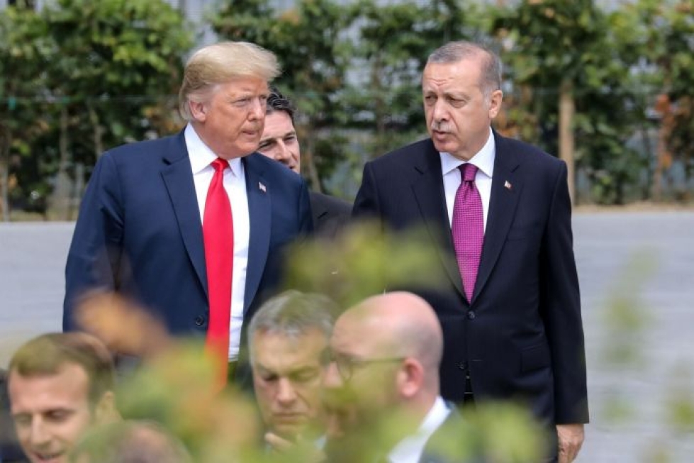 Turkin presidentti Recep Tayyip Erdogan (oik.) uhosi sanovansa presidentti Donald Trumpille, että Yhdysvaltojen täytyy tehdä enemmän tulitauon täyttymiseksi. LEHTIKUVA/AFP
