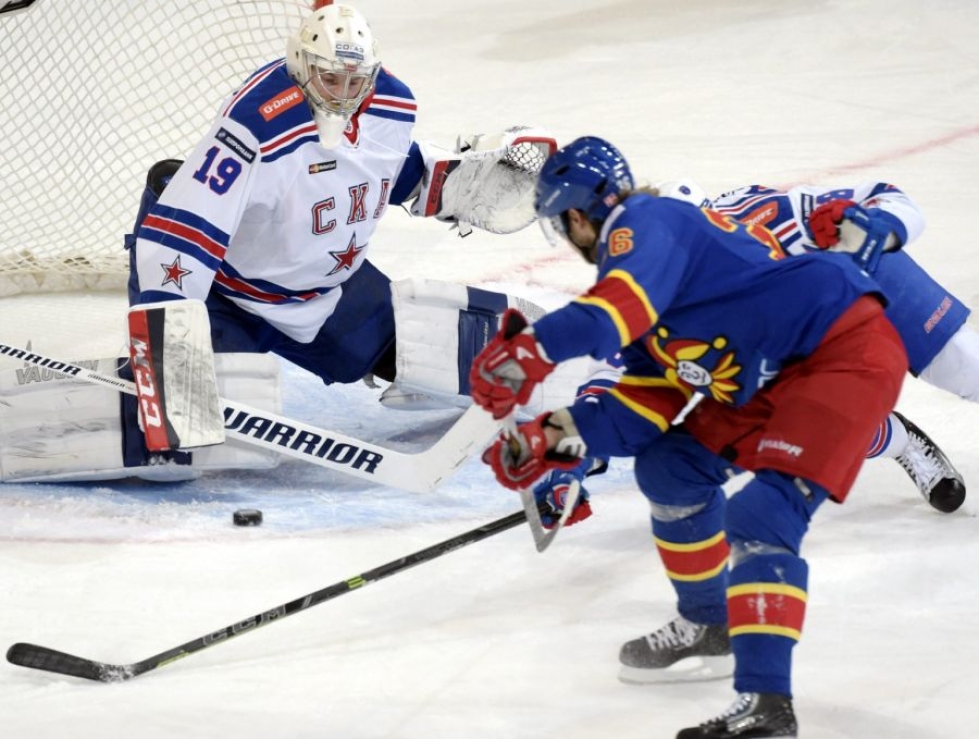 Jokerit siirtyi KHL:ään viime vuonna. Kuvassa Jokerien Philip Larsen ujuttaa 1-0 maalin Pietarin SKA:n maalivahti Mikko Koskisen taakse helmikuisessa ottelussa. LEHTIKUVA / MARKKU ULANDER