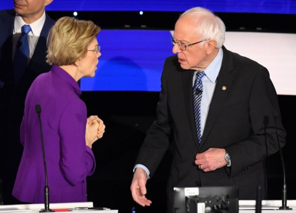 Vermontin senaattori Bernie Sanders (oik.) puhui demokraattien presidenttiehdokkuutta myös havittelevan Massachusettsin senaattorin Elizabeth Warrenin kanssa väittelyn jälkeen aiemmin tässä kuussa.