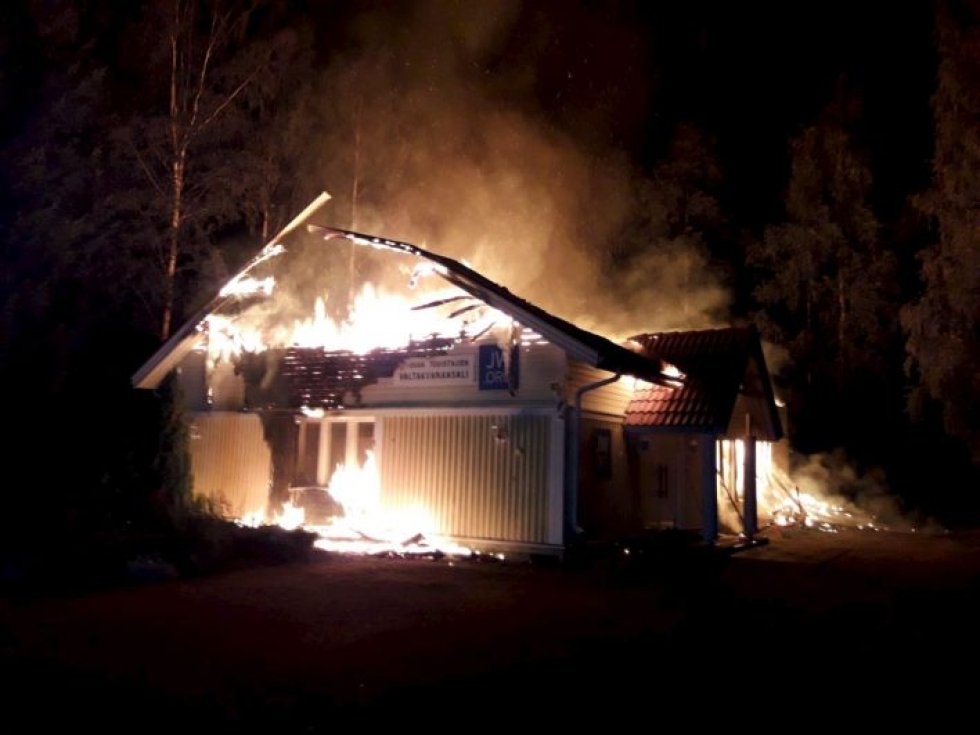Hälytys palosta tuli hieman kello kahden jälkeen aamuyöllä. Palokunnan saapuessa paikalle noin 150-neliöinen puurakennus oli täydessä tulessa ja katto romahtanut. LEHTIKUVA/HANDOUT