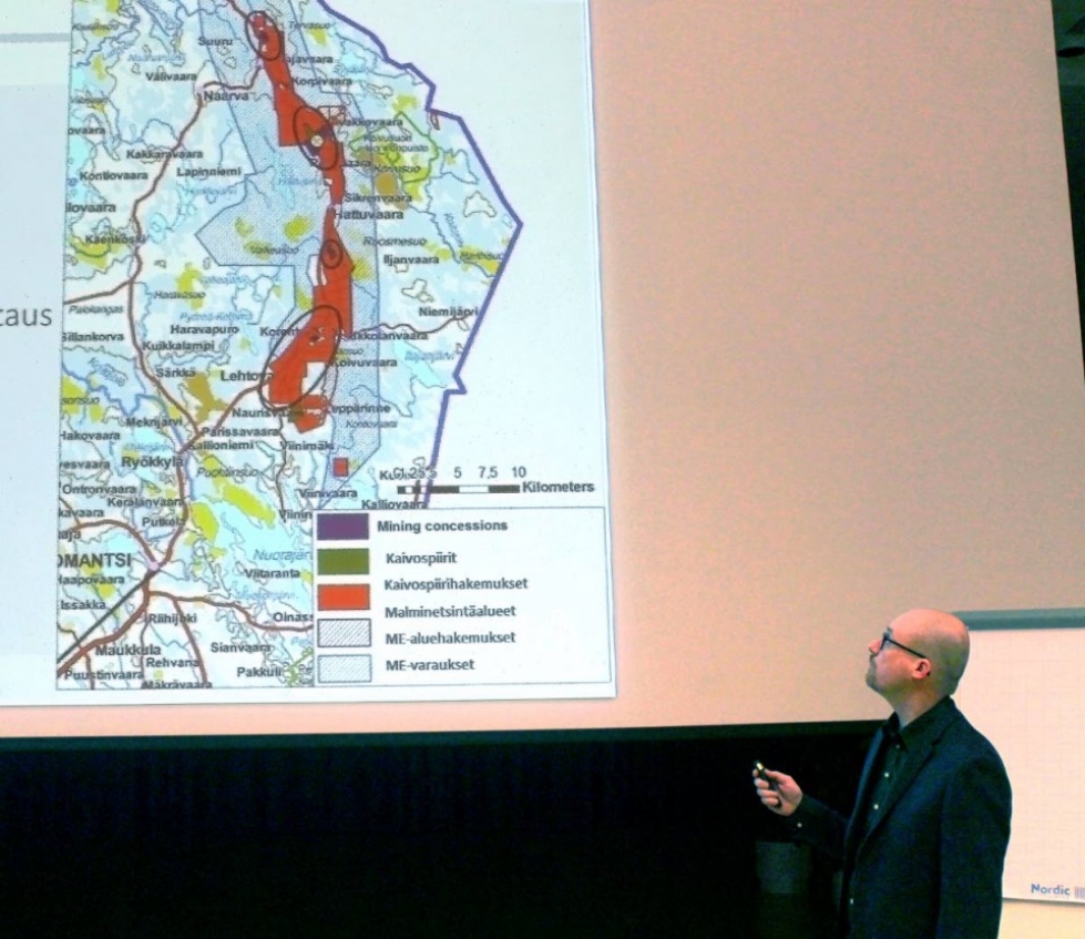 Geologi Jyrki Bergström esitteli kultalinjaa, jolla Endominesilla on eritasoista toimintaa sekä valtauskia ja varauksia.
