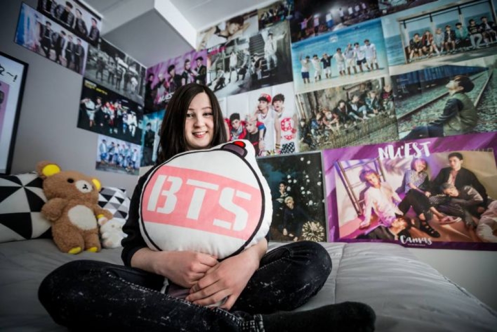Tiia Pietarinen on tilannut paljon K-pop-fanituotteita netin kautta ulkomailta, niin myös BTS-tyynyn.