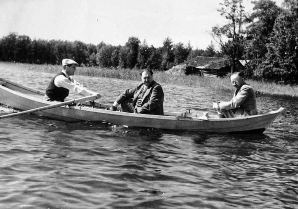 Pääministeri Rangell, Felix Kersten ja Heinrich Himmler souturetkellä Luopioisten Kukkiajärvellä Suomen vierailulla kesällä 1942. Kirjan kuvitusta.