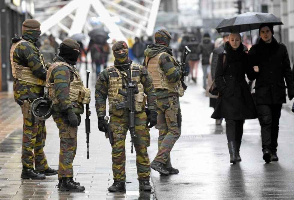 Sotilaat partioivat Brysselin kaduilla.