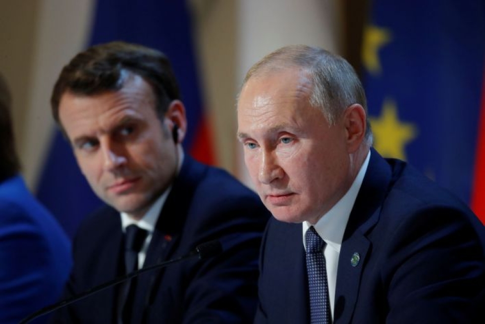 Presidentit Emmanuel Macron (vas.) ja Vladimir Putin Pariisissa viime vuoden joulukuussa. LEHTIKUVA / AFP